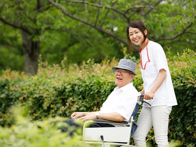 車いすに乗る男性と女性